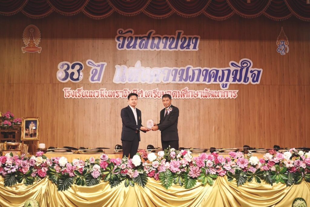 Nawaminthrachinuthit Triam Udomsuksa Pattanakarn School presented a Plaque of Honor to Dr. Chainarong Rungruengarporn, Dean, MSME Business School, in recognition of the outstanding contributions and services.